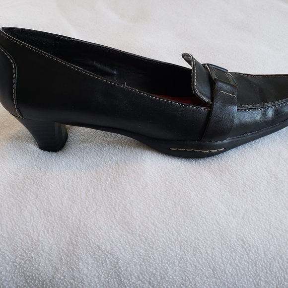 A2 by Aerosoles 2 Safety Latch style leather shoes Size 6 - Picture 3 of 5